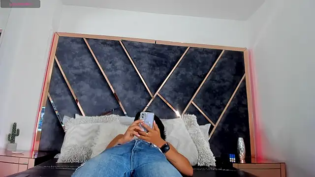 SusanaHenao online show from December 2, 2025, 7:37 pm