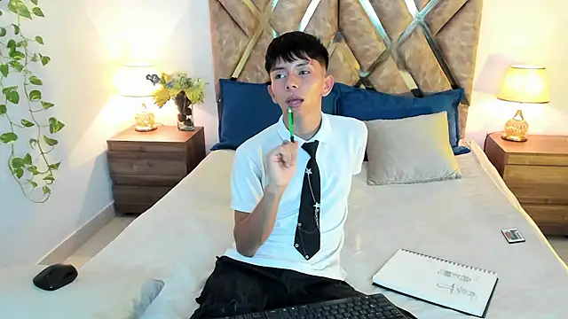 Hyunjin Son online show from October 10, 2025, 7:04 pm