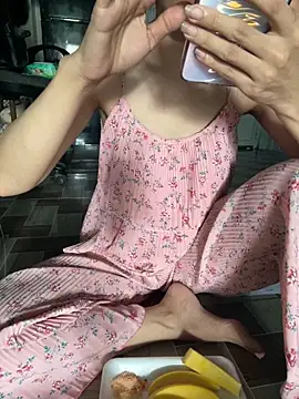 Yumii 09 online show from December 3, 2025, 5:52 am