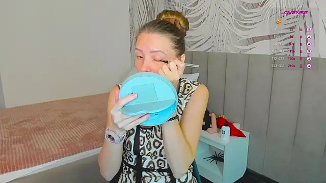 Snapshot of KiaraCaley chatting on November 14, 2025, 1:42 am KiaraCaley online show from November 14, 2025, 1:42 am