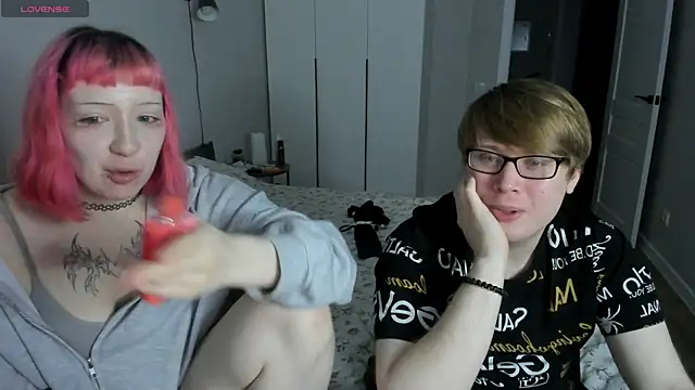 Snapshot of Couple_Molly chatting on October 13, 2025, 5:36 pm Couple Molly online show from October 13, 2025, 5:36 pm