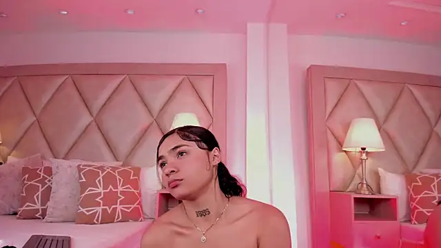 Snapshot of PauVega_ chatting on October 19, 2025, 12:41 pm PauVega online show from October 19, 2025, 12:41 pm