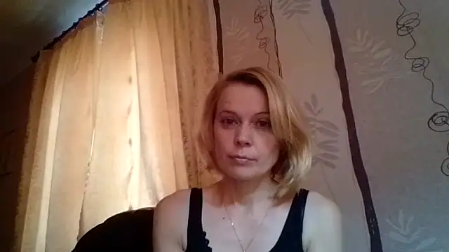 LiluXRose online show from October 14, 2025, 10:05 am