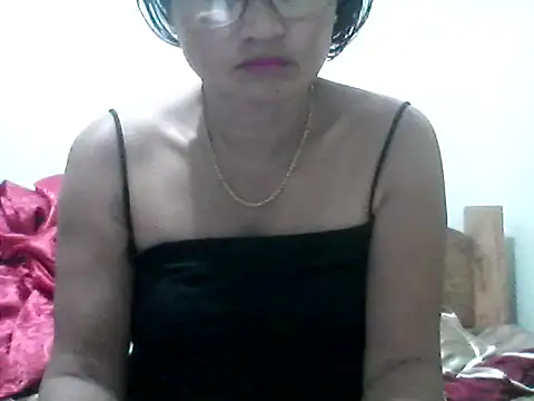 nathalie0045 online show from June 13, 2026, 9:24 pm
