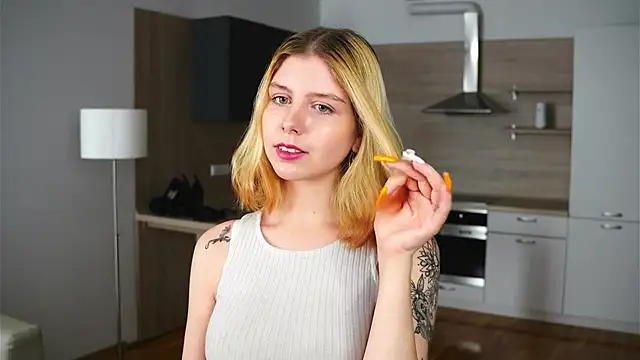 HermelindaKopczyk online show from October 7, 2025, 4:13 am