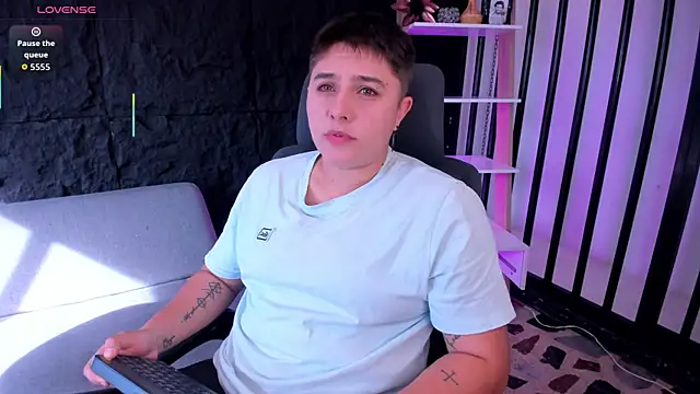 Snapshot of IanGilbert chatting on October 3, 2025, 8:43 pm IanGilbert online show from October 3, 2025, 8:43 pm