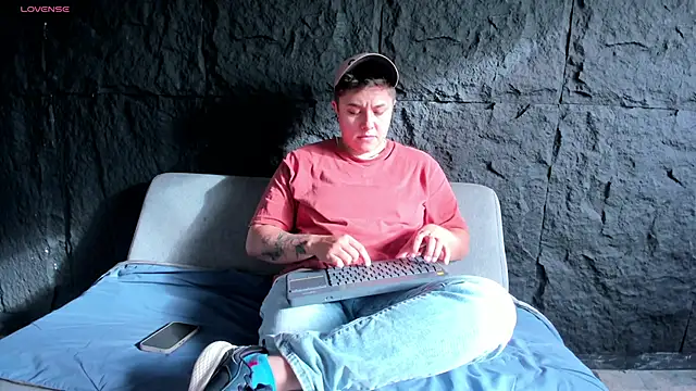 Snapshot of IanGilbert chatting on November 6, 2025, 9:08 pm IanGilbert online show from November 6, 2025, 9:08 pm