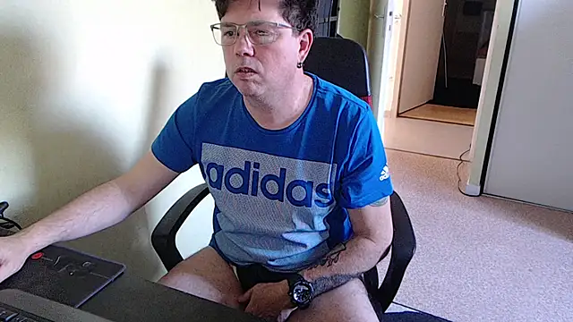 Snapshot of blueandwhite1 chatting on February 24, 2026, 3:35 pm blueandwhite1 online show from February 24, 2026, 3:35 pm