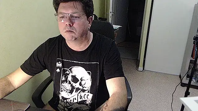 Snapshot of blueandwhite1 chatting on December 16, 2025, 4:00 pm blueandwhite1 online show from December 16, 2025, 4:00 pm