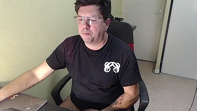 Snapshot of blueandwhite1 chatting on December 5, 2025, 3:32 pm blueandwhite1 online show from December 5, 2025, 3:32 pm