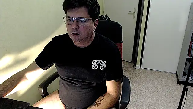 Snapshot of blueandwhite1 chatting on December 2, 2025, 3:58 pm blueandwhite1 online show from December 2, 2025, 3:58 pm