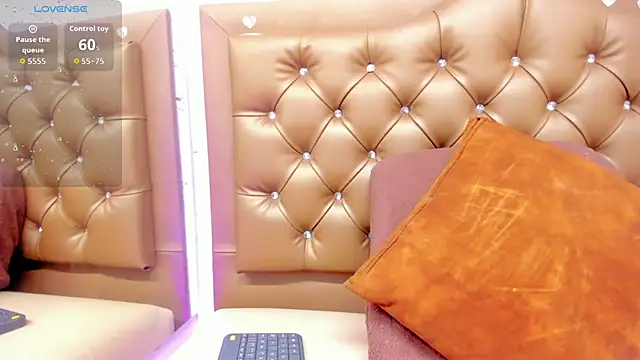 Snapshot of Zoe-Johnson_ chatting on October 7, 2025, 10:00 pm Zoe-Johnson online show from October 7, 2025, 10:00 pm