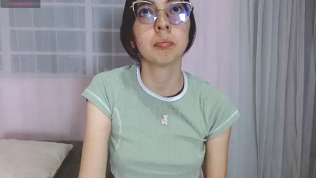 Snapshot of AnnieSparkle chatting on April 11, 2026, 12:07 am AnnieSparkle online show from April 11, 2026, 12:07 am