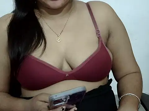 Snapshot of Mon-Luv chatting on December 4, 2025, 9:47 pm Mon-Luv online show from December 4, 2025, 9:47 pm