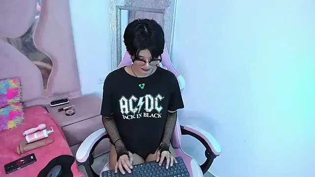 Snapshot of natsumiht chatting on September 20, 2025, 5:01 am natsumiht online show from September 20, 2025, 5:01 am