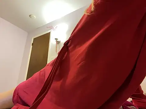 Snapshot of PeachyMeg chatting on October 22, 2025, 2:44 am PeachyMeg online show from October 22, 2025, 2:44 am