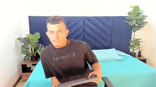 MrJustin  online show from November 10, 2025, 10:04 pm