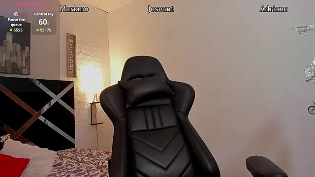 iamCharlotte19 online show from October 9, 2025, 8:53 pm