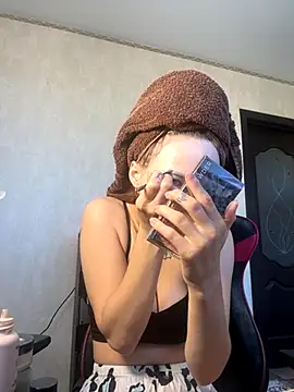 PrettyMegan online show from September 15, 2025, 12:16 pm