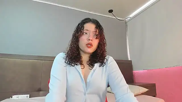 SamLuxuri online show from September 29, 2025, 5:07 pm