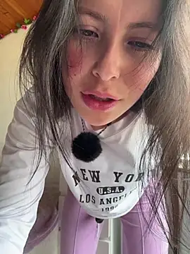 Mia salinass online show from December 2, 2025, 6:09 pm