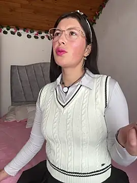 Mia salinass online show from November 13, 2025, 5:28 pm