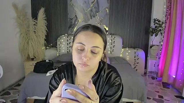 Snapshot of SarahCastro1_ chatting on April 4, 2026, 4:08 am SarahCastro1 online show from April 4, 2026, 4:08 am