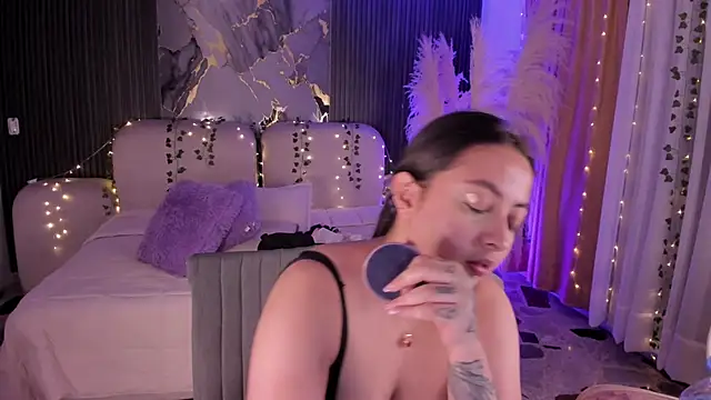 Snapshot of SarahCastro1_ chatting on March 28, 2026, 4:35 am SarahCastro1 online show from March 28, 2026, 4:35 am