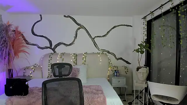 SarahCastro1  online show from October 3, 2025, 4:36 am