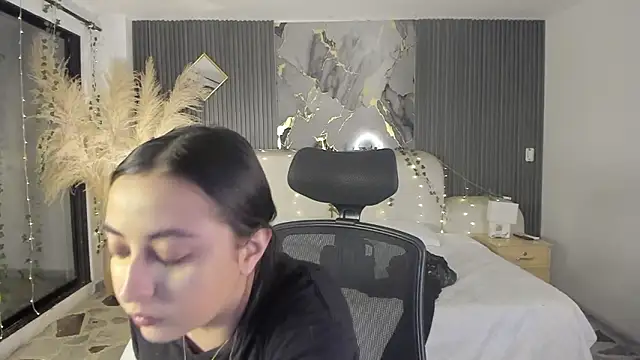 Snapshot of SarahCastro1_ chatting on March 2, 2026, 3:51 am SarahCastro1 online show from March 2, 2026, 3:51 am