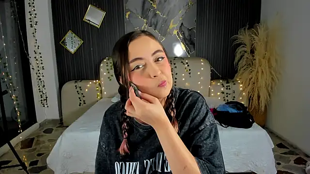 SarahCastro1  online show from January 8, 2026, 4:07 am