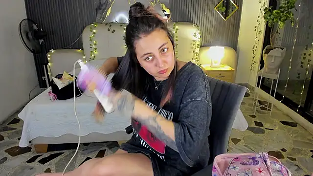 Snapshot of SarahCastro1_ chatting on March 5, 2026, 4:09 am SarahCastro1 online show from March 5, 2026, 4:09 am