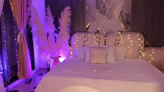 Snapshot of SarahCastro1_ chatting on March 16, 2026, 5:44 am SarahCastro1 online show from March 16, 2026, 5:44 am