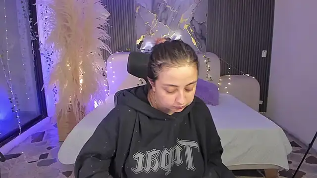 Snapshot of SarahCastro1_ chatting on March 7, 2026, 4:19 am SarahCastro1 online show from March 7, 2026, 4:19 am