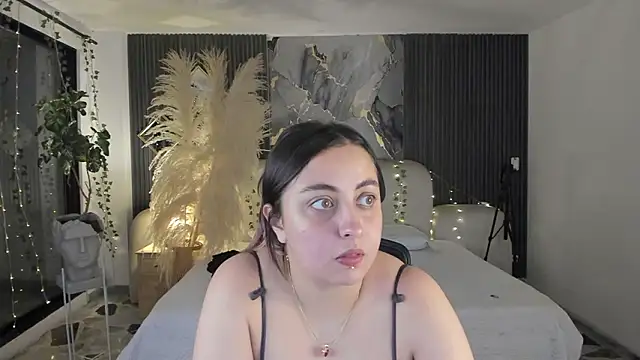 Snapshot of SarahCastro1_ chatting on March 6, 2026, 3:56 am SarahCastro1 online show from March 6, 2026, 3:56 am