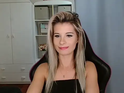 Snapshot of KristineGlow chatting on November 25, 2025, 7:25 pm KristineGlow online show from November 25, 2025, 7:25 pm