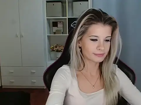 Snapshot of KristineGlow chatting on December 19, 2025, 7:27 pm KristineGlow online show from December 19, 2025, 7:27 pm