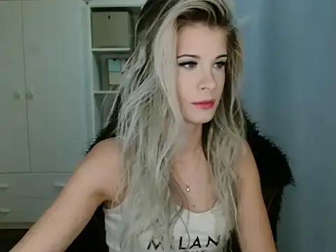 Snapshot of KristineGlow chatting on December 1, 2025, 8:04 am KristineGlow online show from December 1, 2025, 8:04 am