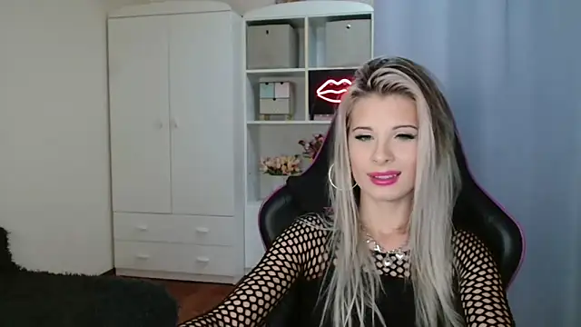 Snapshot of KristineGlow chatting on October 20, 2025, 9:10 am KristineGlow online show from October 20, 2025, 9:10 am