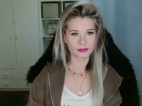 Snapshot of KristineGlow chatting on November 5, 2025, 7:11 am KristineGlow online show from November 5, 2025, 7:11 am