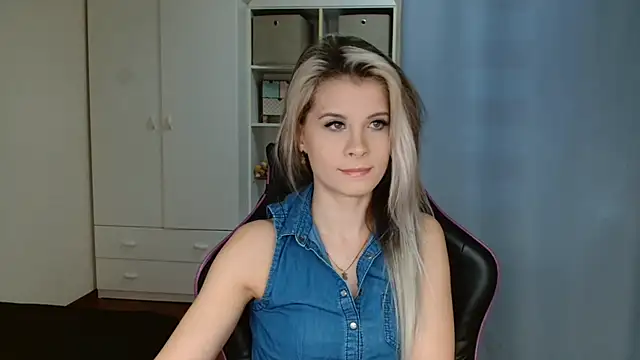 KristineGlow online show from March 19, 2026, 7:19 am