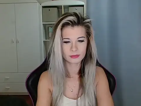 Snapshot of KristineGlow chatting on November 30, 2025, 8:15 am KristineGlow online show from November 30, 2025, 8:15 am