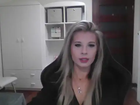 Snapshot of KristineGlow chatting on October 7, 2025, 7:20 am KristineGlow online show from October 7, 2025, 7:20 am