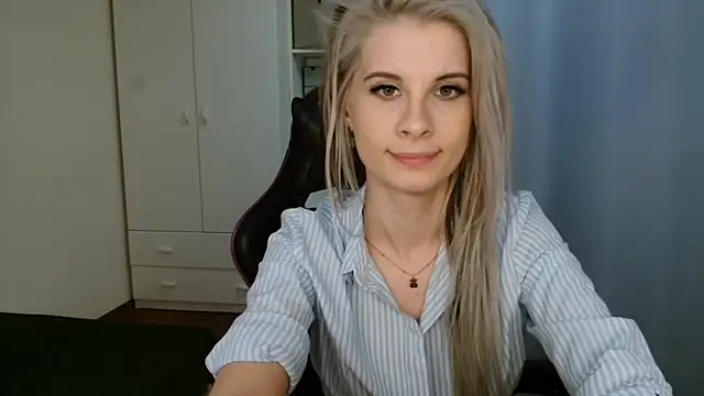 KristineGlow online show from May 27, 2026, 6:26 pm
