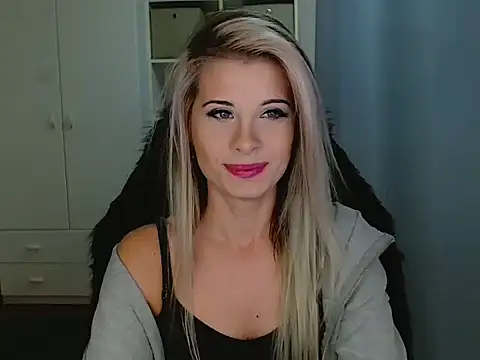 Snapshot of KristineGlow chatting on November 17, 2025, 3:16 pm KristineGlow online show from November 17, 2025, 3:16 pm