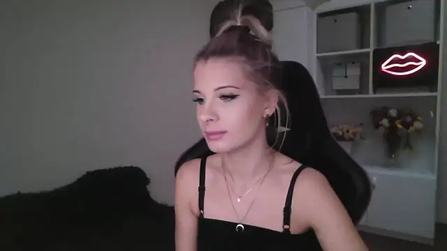 Snapshot of KristineGlow chatting on October 13, 2025, 2:07 pm KristineGlow online show from October 13, 2025, 2:07 pm