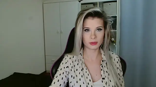 Snapshot of KristineGlow chatting on January 8, 2026, 7:25 am KristineGlow online show from January 8, 2026, 7:25 am