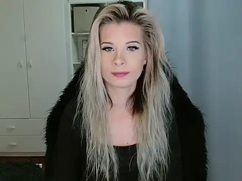 Snapshot of KristineGlow chatting on November 11, 2025, 7:03 am KristineGlow online show from November 11, 2025, 7:03 am