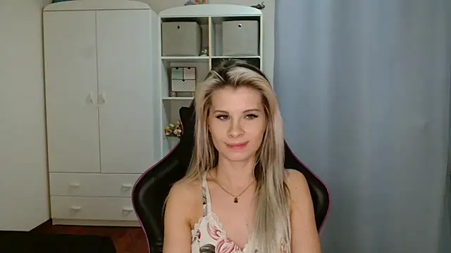 KristineGlow online show from March 5, 2026, 7:32 pm