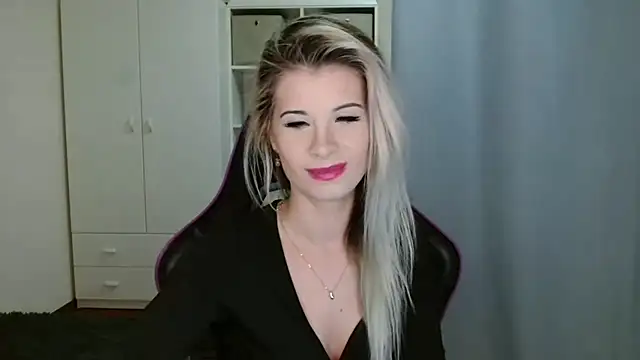 Snapshot of KristineGlow chatting on December 3, 2025, 7:30 am KristineGlow online show from December 3, 2025, 7:30 am